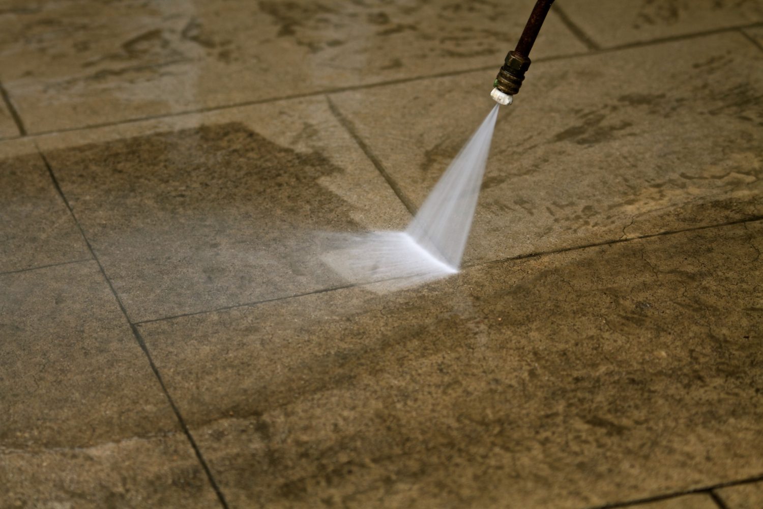 Wetting concrete surface with spray